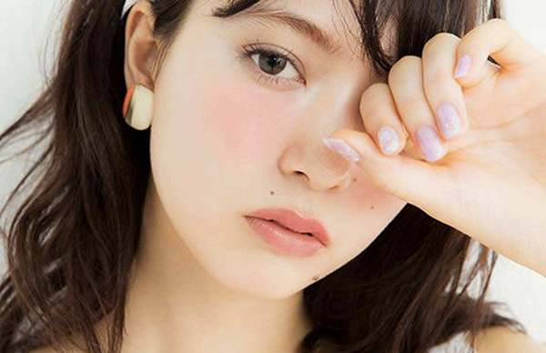 “剛睡醒妝”化妝教程，無辜又性感
