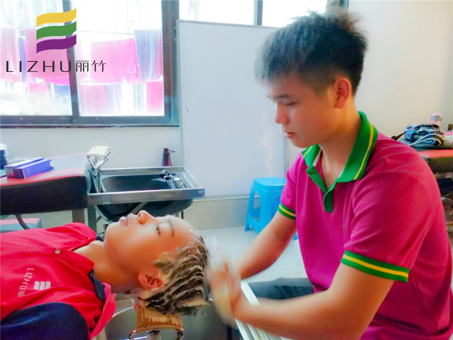 美發(fā)學(xué)員心得：老師，我們沒有忘