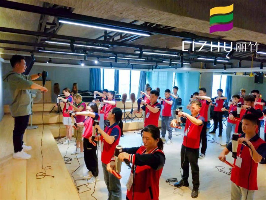 美發(fā)吹風(fēng)造型教程，廣西師資強的美發(fā)學(xué)校找到了
