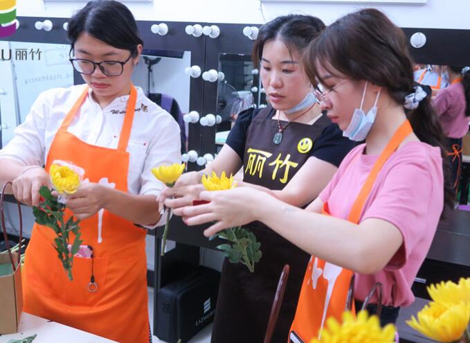 插花如何進行色彩搭配？南寧花藝培訓班來教你