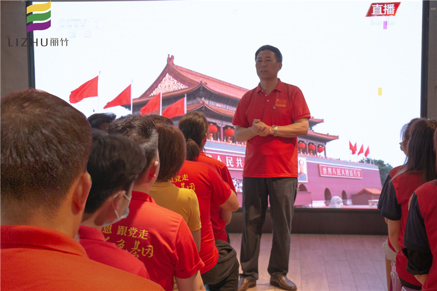 學(xué)校黨支部書記王良友同志組織師生觀看中國共產(chǎn)黨成立100周年慶祝大會(huì).jpg