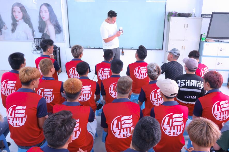 南寧學(xué)美發(fā)有前途嗎？選對美發(fā)培訓(xùn)學(xué)校很重要