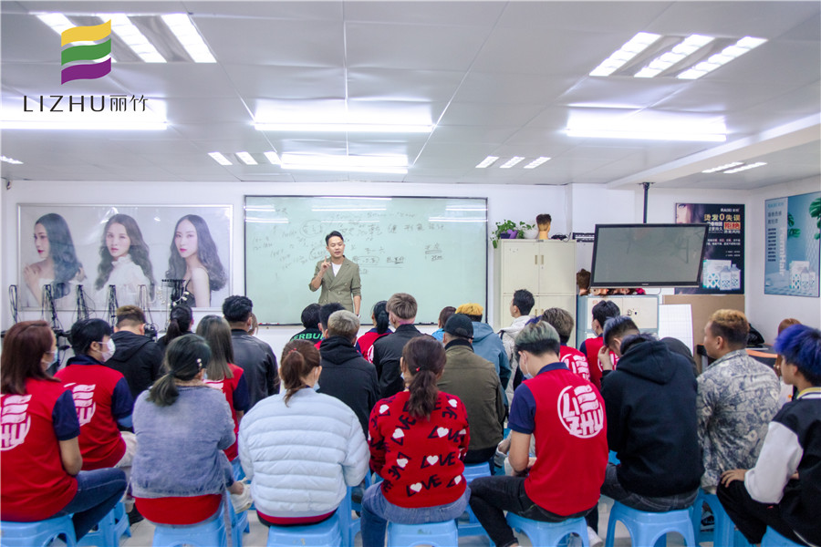 乾健·形象設(shè)計就業(yè)宣講會走進(jìn)南寧美發(fā)學(xué)校
