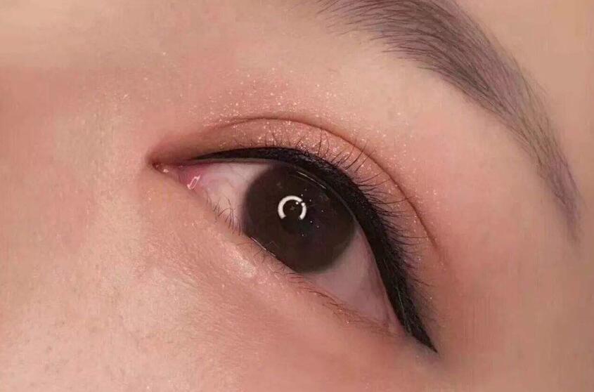 美瞳線多久會反色？廣西紋繡培訓(xùn)學(xué)校幫你分析