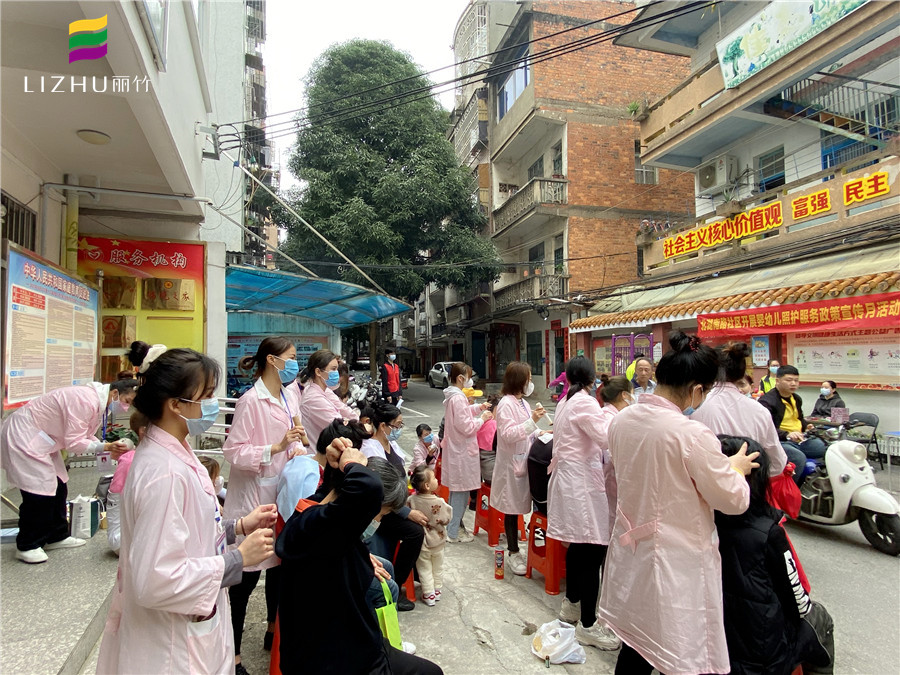 麗竹學(xué)校支部開展美容實踐“學(xué)雷鋒”活動