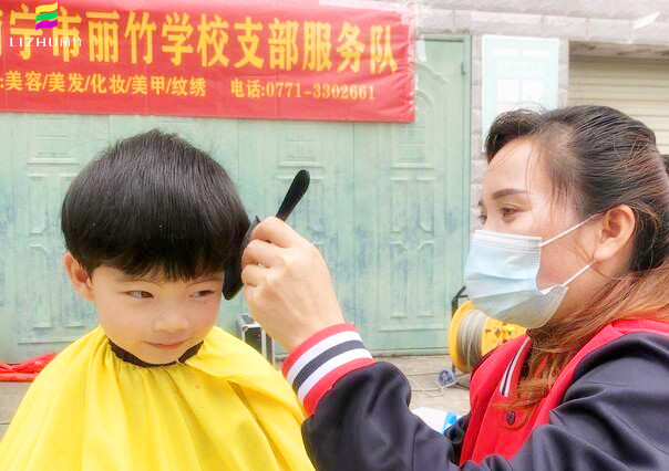 南寧麗竹學校公益理發(fā)，爭當群眾身邊的“活雷鋒”