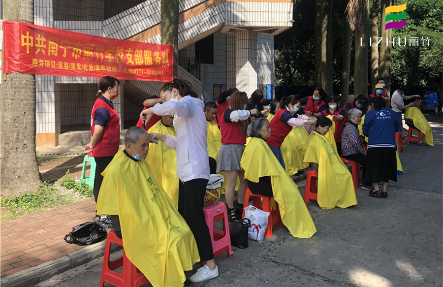 免費理發(fā)進社區(qū)，廣西美發(fā)培訓學校實踐活動