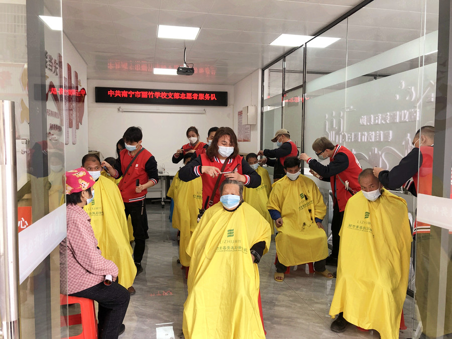 南寧美發(fā)學(xué)校外出理發(fā)活動，你煥然一新過大年