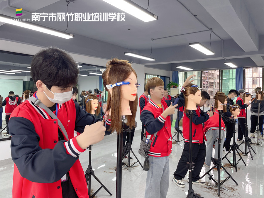 發(fā)型剪出層次感的技巧，南寧美發(fā)師培訓課程