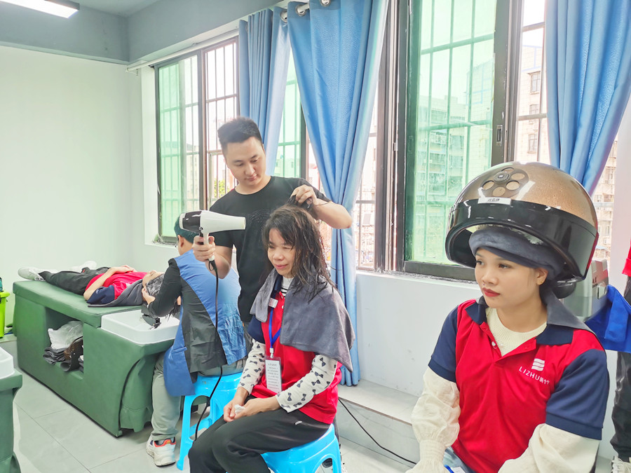 如何給發(fā)膜加熱？南寧美發(fā)職業(yè)技術(shù)學校課堂實訓講解
