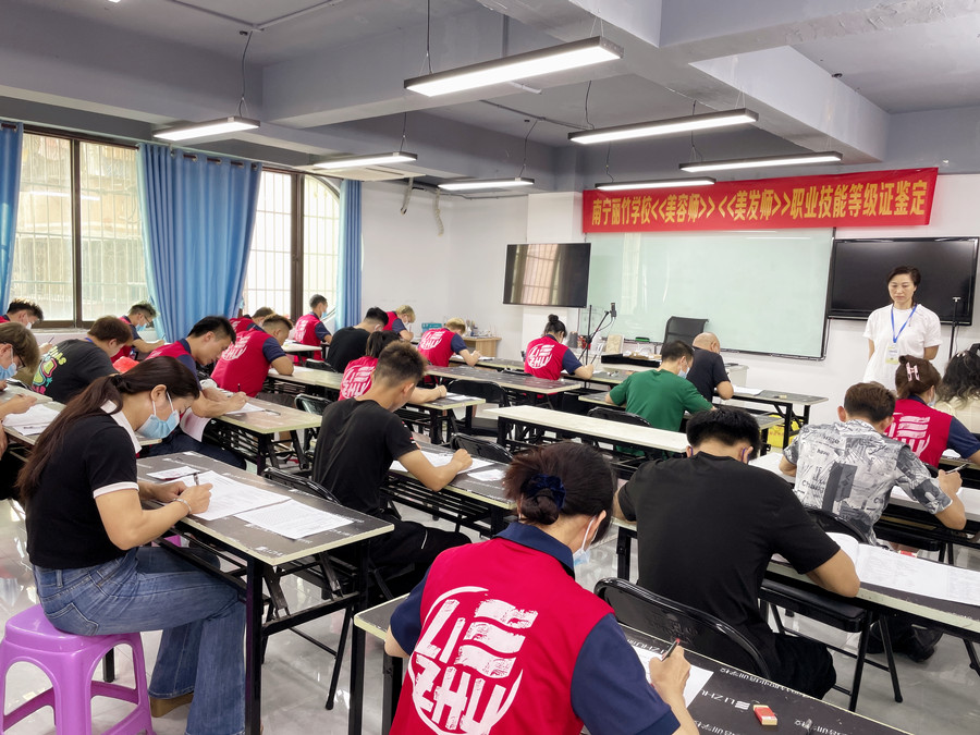 美發(fā)師證考試，麗竹學(xué)校一路高歌