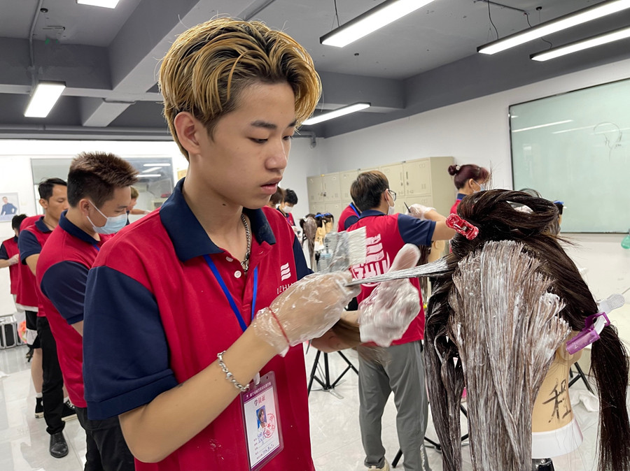 染發(fā)后怎么洗頭？南寧染發(fā)學(xué)校告訴你方法
