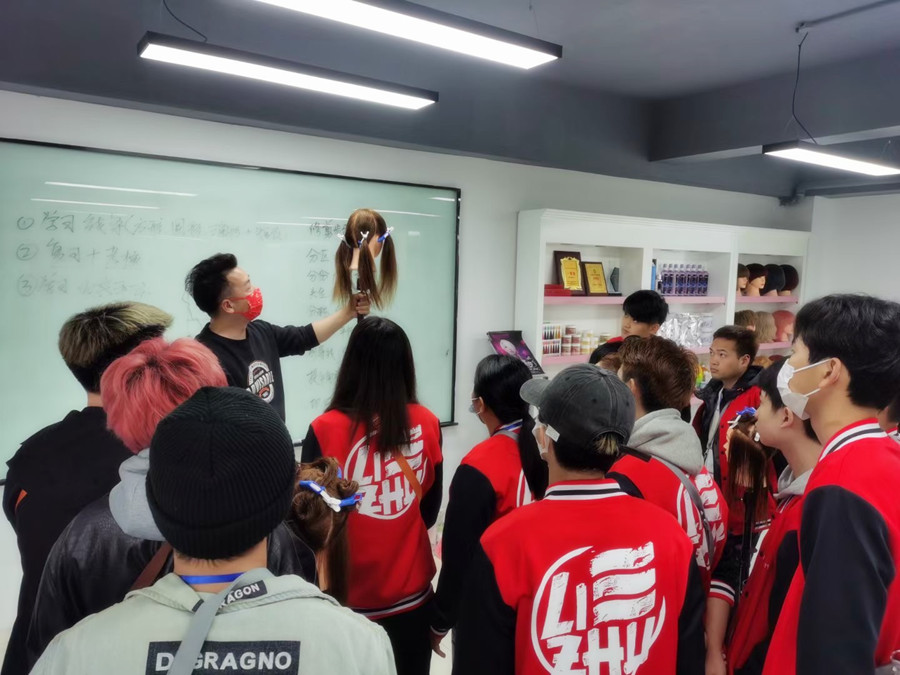 剪女發(fā)的技巧，廣西剪發(fā)理發(fā)學(xué)校課堂