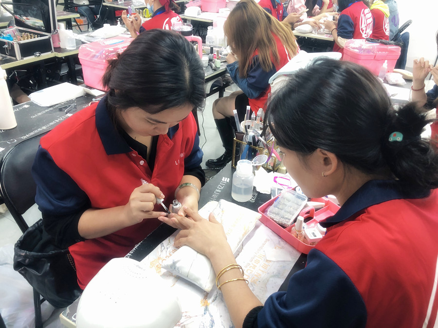 美甲延長(zhǎng)甲的正確卸法，廣西美甲店常用方法