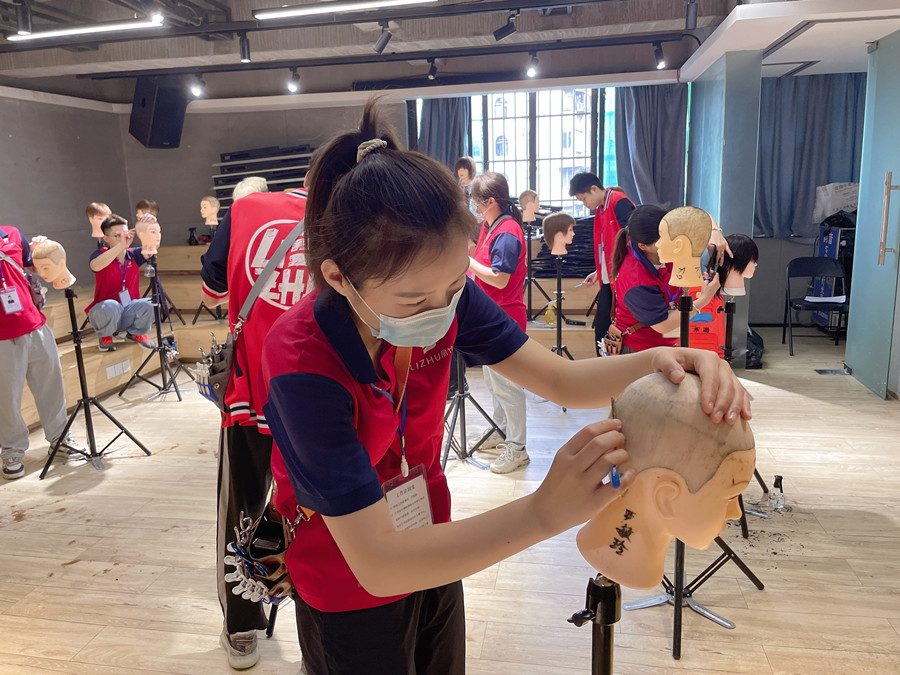 美發(fā)剃刀的使用技巧，廣西美發(fā)理發(fā)職業(yè)學(xué)校告訴你