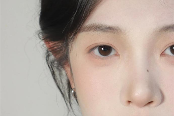 素顏女高妝容教程，南寧化妝培訓名校手把手教學