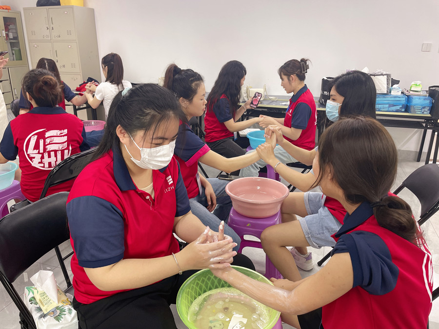 南寧美甲護(hù)理：指甲為什么會(huì)出現(xiàn)白點(diǎn)和豎線？
