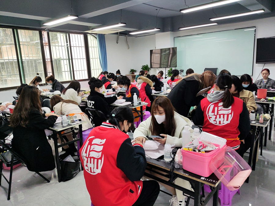 南寧美甲護理培訓(xùn)：為什么你的指甲又脆又??？