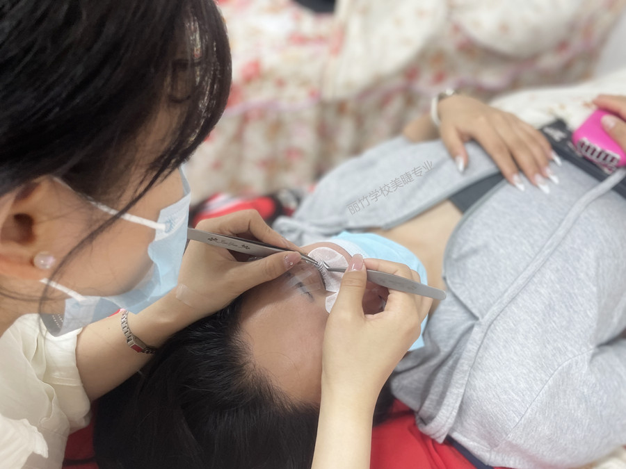 南寧美睫：不同經(jīng)驗(yàn)的美睫師如何選擇膠水？