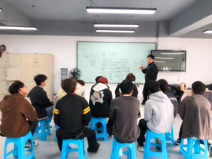 廣西燙發(fā)專業(yè)教案：如何正確蓋白發(fā)？