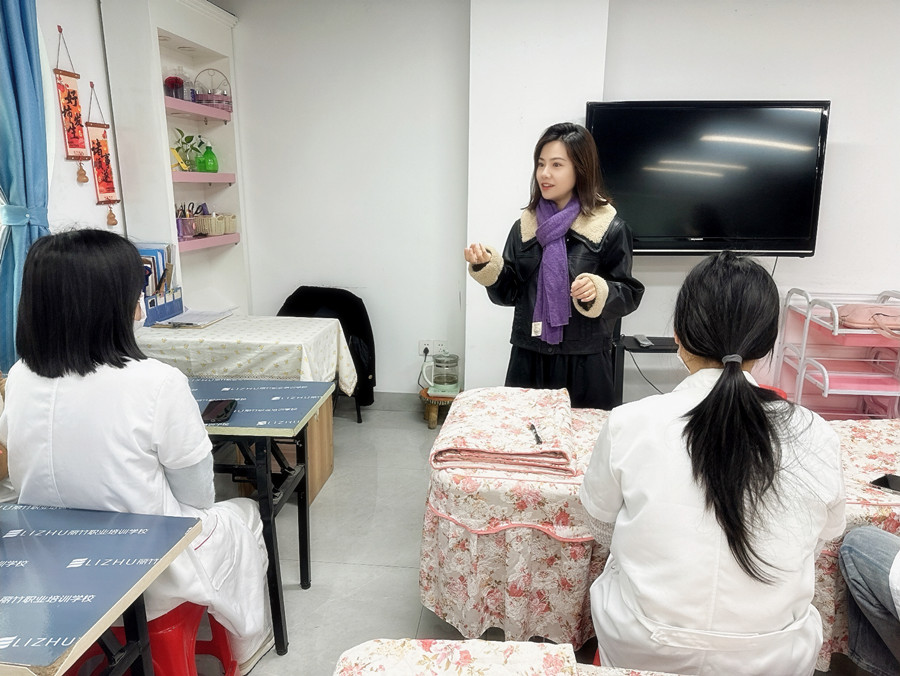 南寧美容師招聘，廣西南寧專業(yè)美容學(xué)校舉行就業(yè)宣講會