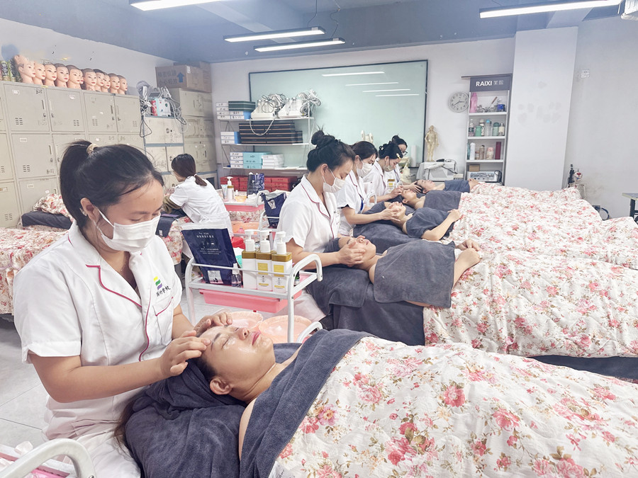 如何使用面霜進(jìn)行面部按摩？南寧教面部按摩