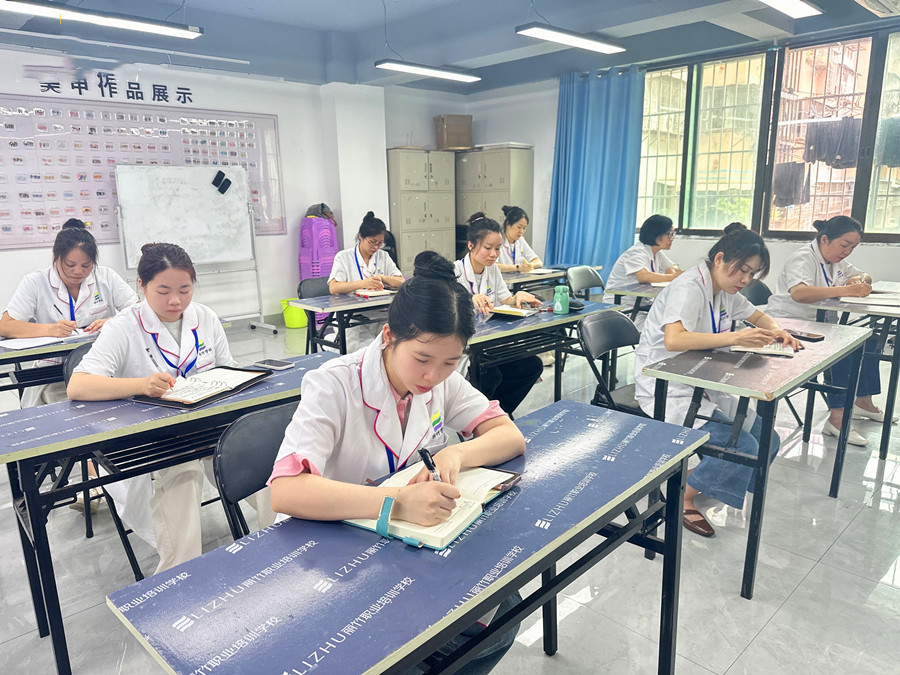南寧學(xué)美容去哪學(xué)？南寧美容培訓(xùn)哪里好？
