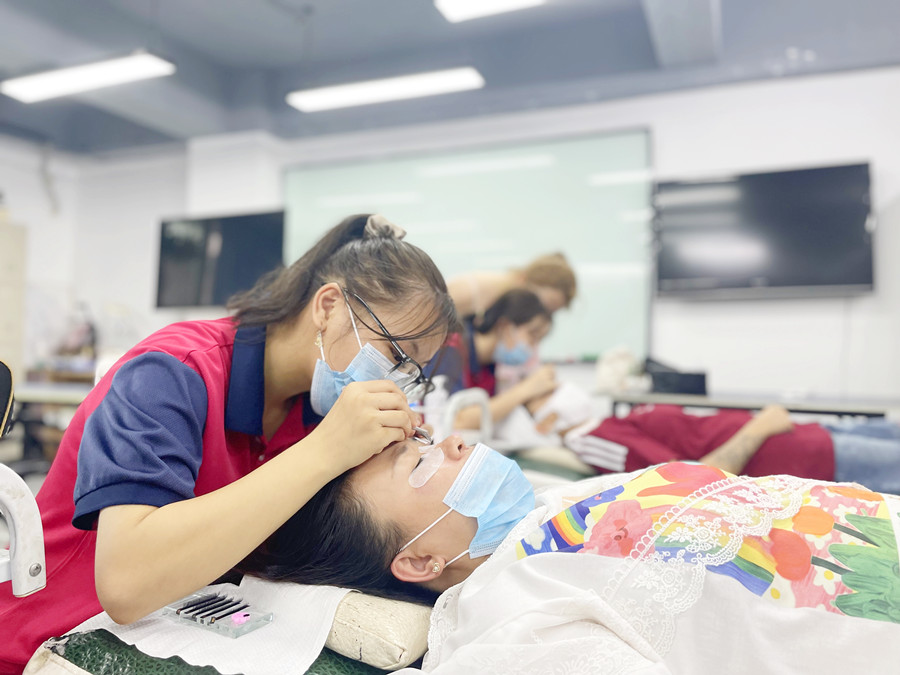 如何成為高價(jià)美睫師？南寧美睫學(xué)校排行分享技巧